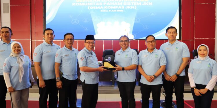 Wakil Wali Kota Padang Maigus Nasir memberikan kenang-kenangan kepada Direktur Kepesertaan BPJS Kesehatan David Bangun.[foto : ist]