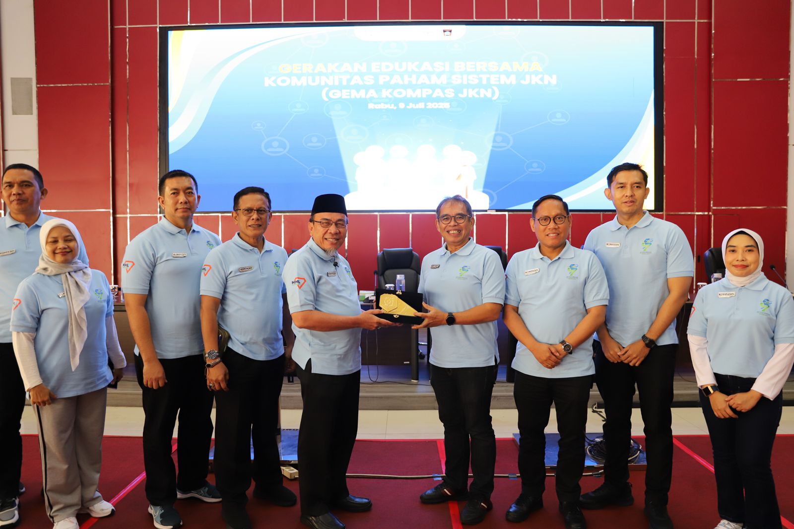 Wakil Wali Kota Padang Maigus Nasir memberikan kenang-kenangan kepada Direktur Kepesertaan BPJS Kesehatan David Bangun.[foto : ist]