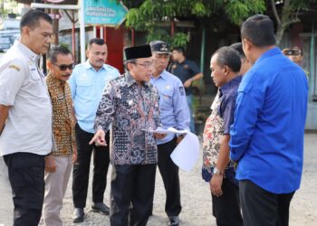Wakil Wali Kota Padang, Maigus Nasir saat meninjau jalan di Maransi. [foto : ist]