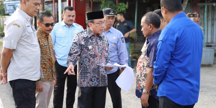 Wakil Wali Kota Padang, Maigus Nasir saat meninjau jalan di Maransi. [foto : ist]
