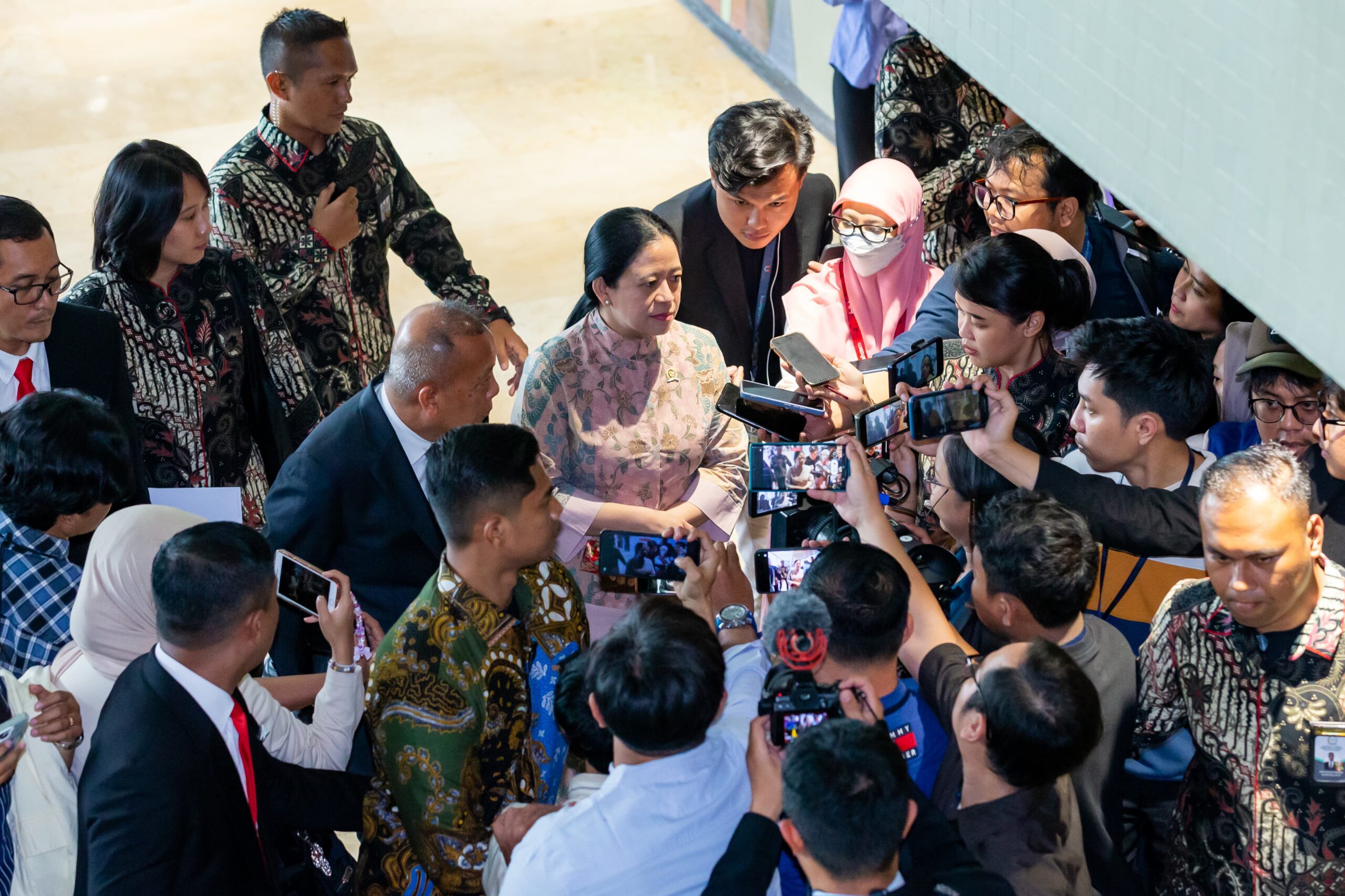 Ketua DPR RI, Puan Maharani saat wawancara dengan wartawan.[foto : ist]