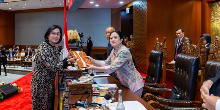Ketua DPR RI, Puan Maharani bersama Menteri Keuangan, Sri Mulyani.[foto : ist]