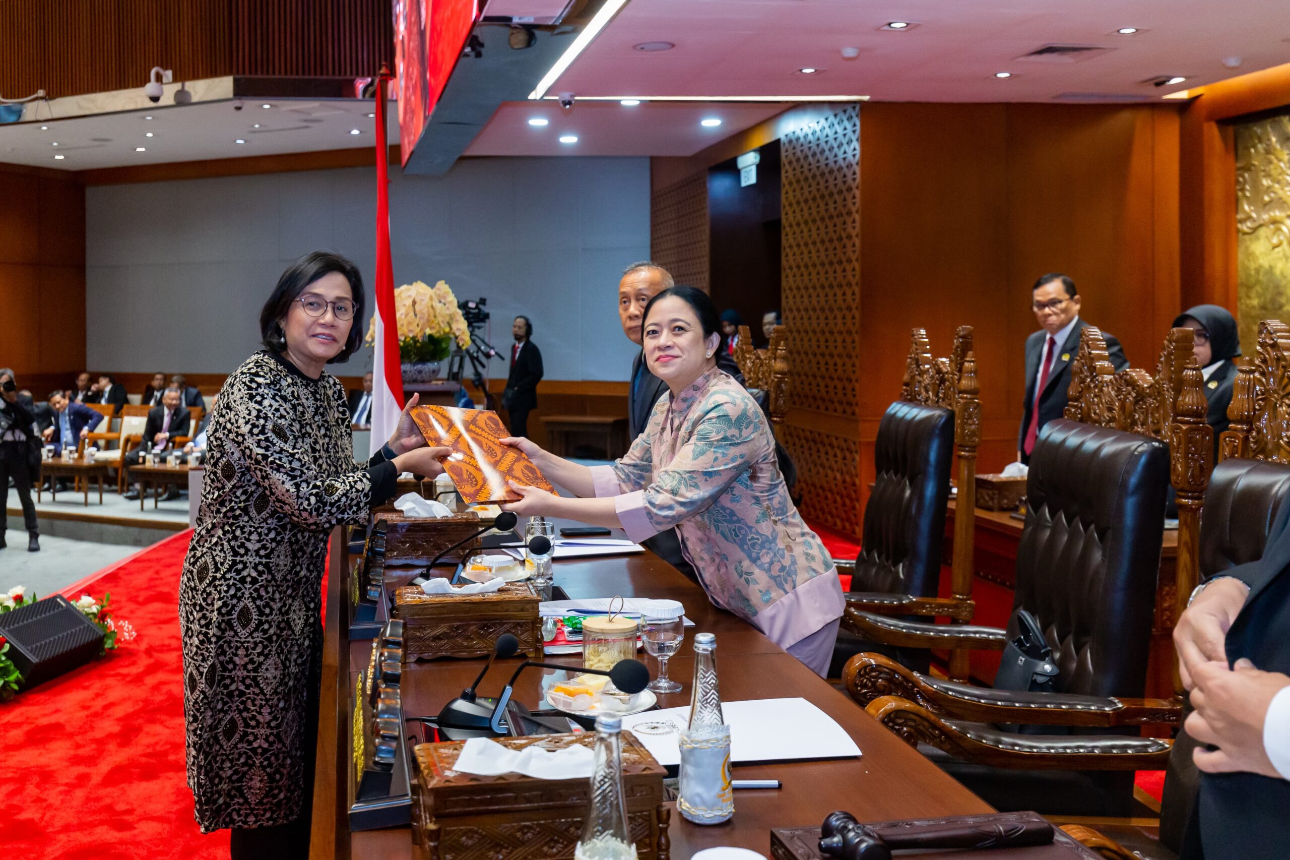 Ketua DPR RI, Puan Maharani bersama Menteri Keuangan, Sri Mulyani.[foto : ist]
