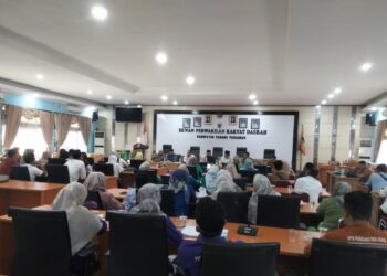 Puluhan tenaga honorer saat menyampaikan keluhannya di Ruang Rapat Utama DPRD Padang Pariaman. Selasa, (15/7) [foto : ist]