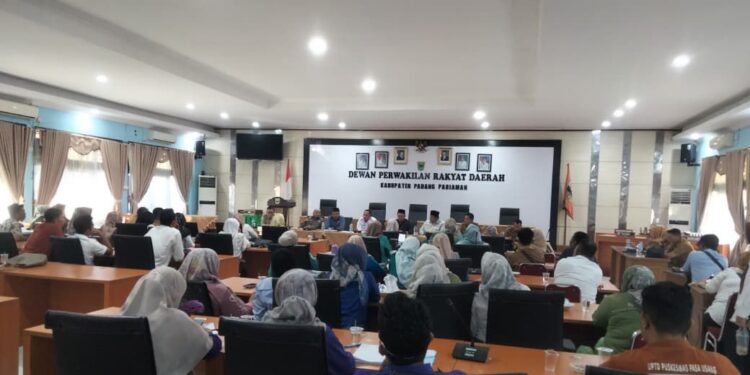 Puluhan tenaga honorer saat menyampaikan keluhannya di Ruang Rapat Utama DPRD Padang Pariaman. Selasa, (15/7) [foto : ist]