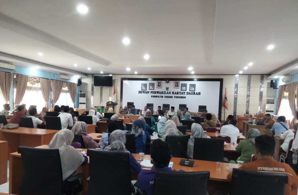 Puluhan tenaga honorer saat menyampaikan keluhannya di Ruang Rapat Utama DPRD Padang Pariaman. Selasa, (15/7) [foto : ist]