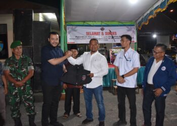 Wali Kota Padang Fadly Amran saat menyerahkan bantuan operasional bagi Tim Siber Anti Tawuran dan Anti Balap Liar usai pelantikan Tim Siber.[foto : ist]