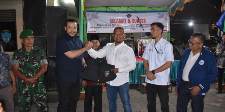 Wali Kota Padang Fadly Amran saat menyerahkan bantuan operasional bagi Tim Siber Anti Tawuran dan Anti Balap Liar usai pelantikan Tim Siber.[foto : ist]