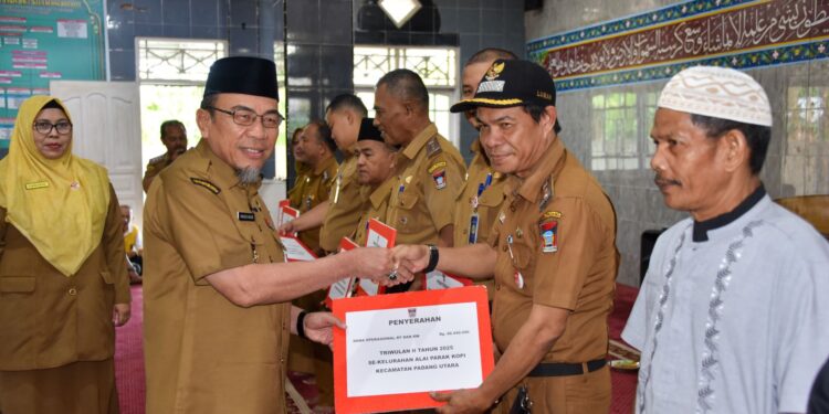 Wawako, Maigus Nasir saat menyerahkan dana operasional di Kecamatan Padang Utara dan Pauh.[foto : ist]