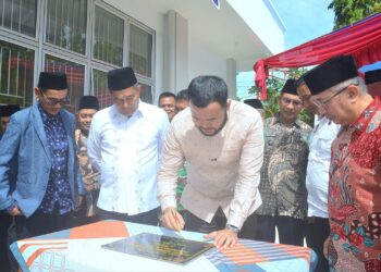 Wali Kota Fadly Amran saat meresmikan gedung serbaguna medan nan bapaneh.[foto : ist]