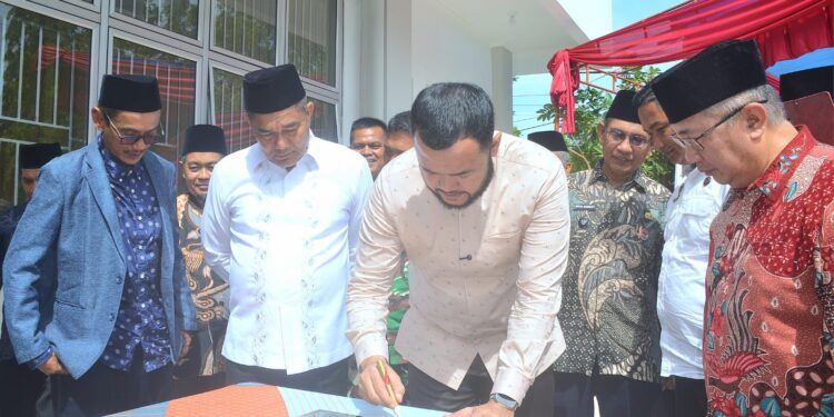 Wali Kota Fadly Amran saat meresmikan gedung serbaguna medan nan bapaneh.[foto : ist]
