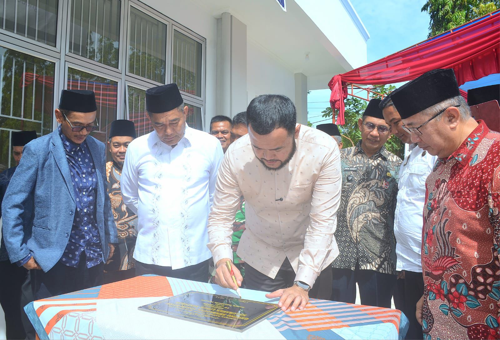Wali Kota Fadly Amran saat meresmikan gedung serbaguna medan nan bapaneh.[foto : ist]