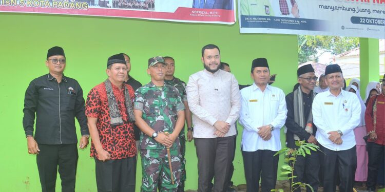 Wali Kota Padang, Fadly Amran saat meresmikan pembangunan infrastruktur MTSN 5 Padang.[foto : ist]