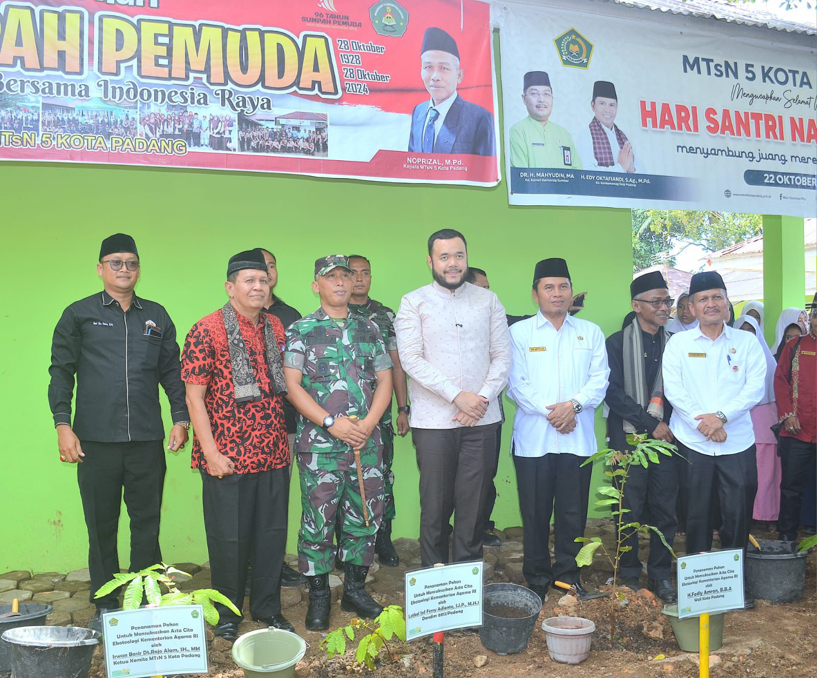 Wali Kota Padang, Fadly Amran saat meresmikan pembangunan infrastruktur MTSN 5 Padang.[foto : ist]