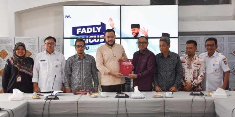 Wali Kota Fadly Amran saat menerima kunjungan ketua dan anggota KPU setempat.[foto : ist]