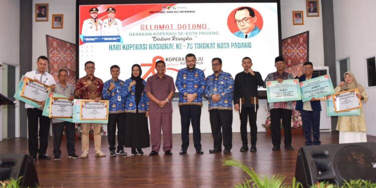 Wali Kota Padang Fadly Amran melaunching Koperasi Kelurahan Merah Putih.[foto : ist]