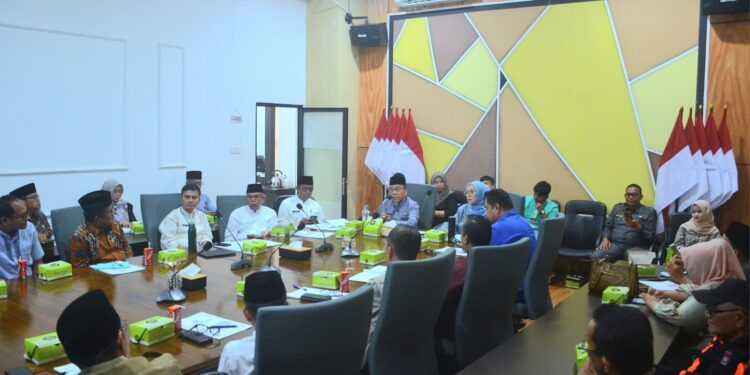 Wakil Wali Kota Padang, Maigus Nasir saat rapat.[foto : ist]