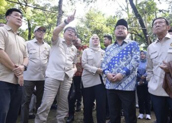 Wakil Ketua Komisi IV DPR RI, Alex Indra Lukman, usai meninjau langsung kondisi TWA bersama rombongan.[foto : ist]