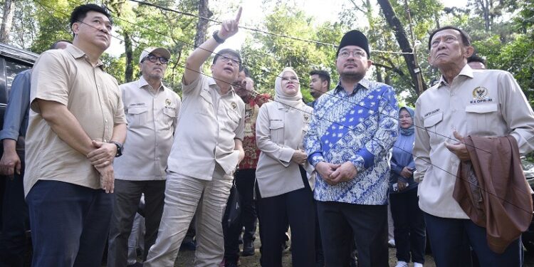Wakil Ketua Komisi IV DPR RI, Alex Indra Lukman, usai meninjau langsung kondisi TWA bersama rombongan.[foto : ist]