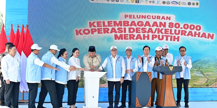 Presiden RI, Prabowo Subianto dengan Ketua DPR RI, Puan Maharani saat peluncuran besar-besaran program Koperasi Desa Merah Putih.[foto : ist]