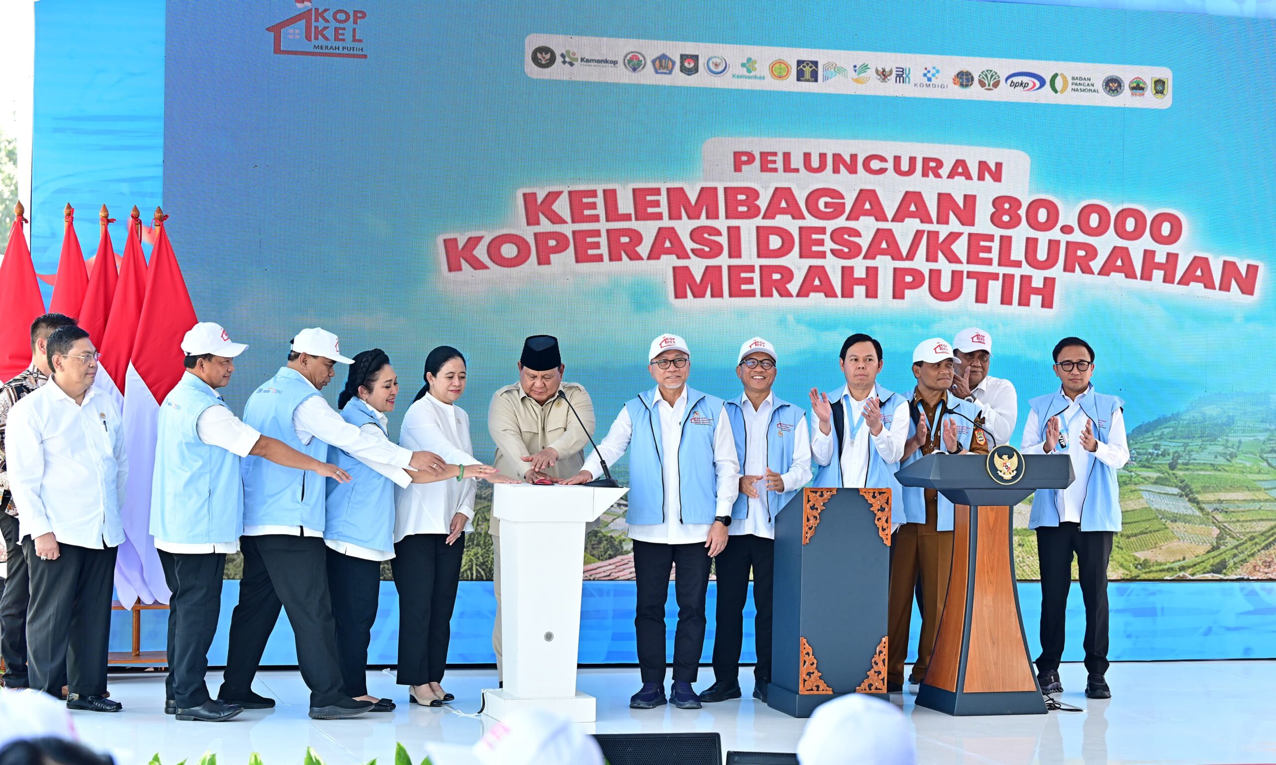 Presiden RI, Prabowo Subianto dengan Ketua DPR RI, Puan Maharani saat peluncuran besar-besaran program Koperasi Desa Merah Putih.[foto : ist]