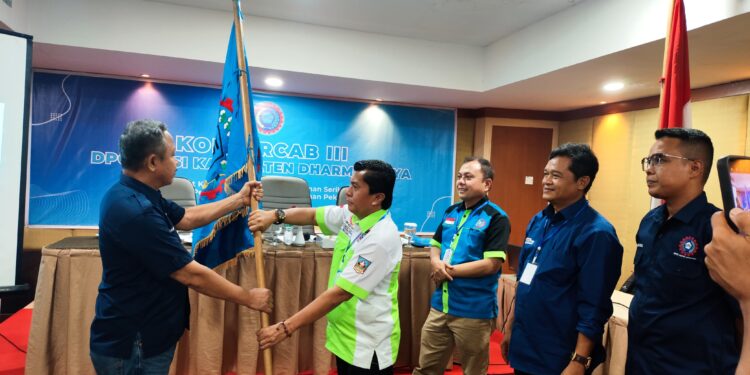 Syahrial Salam menerima pataka usai Konferensi Cabang (Konfercab) III K-SPSI Kabupaten Dharmasraya. Senin, (21/7) [foto : ist]