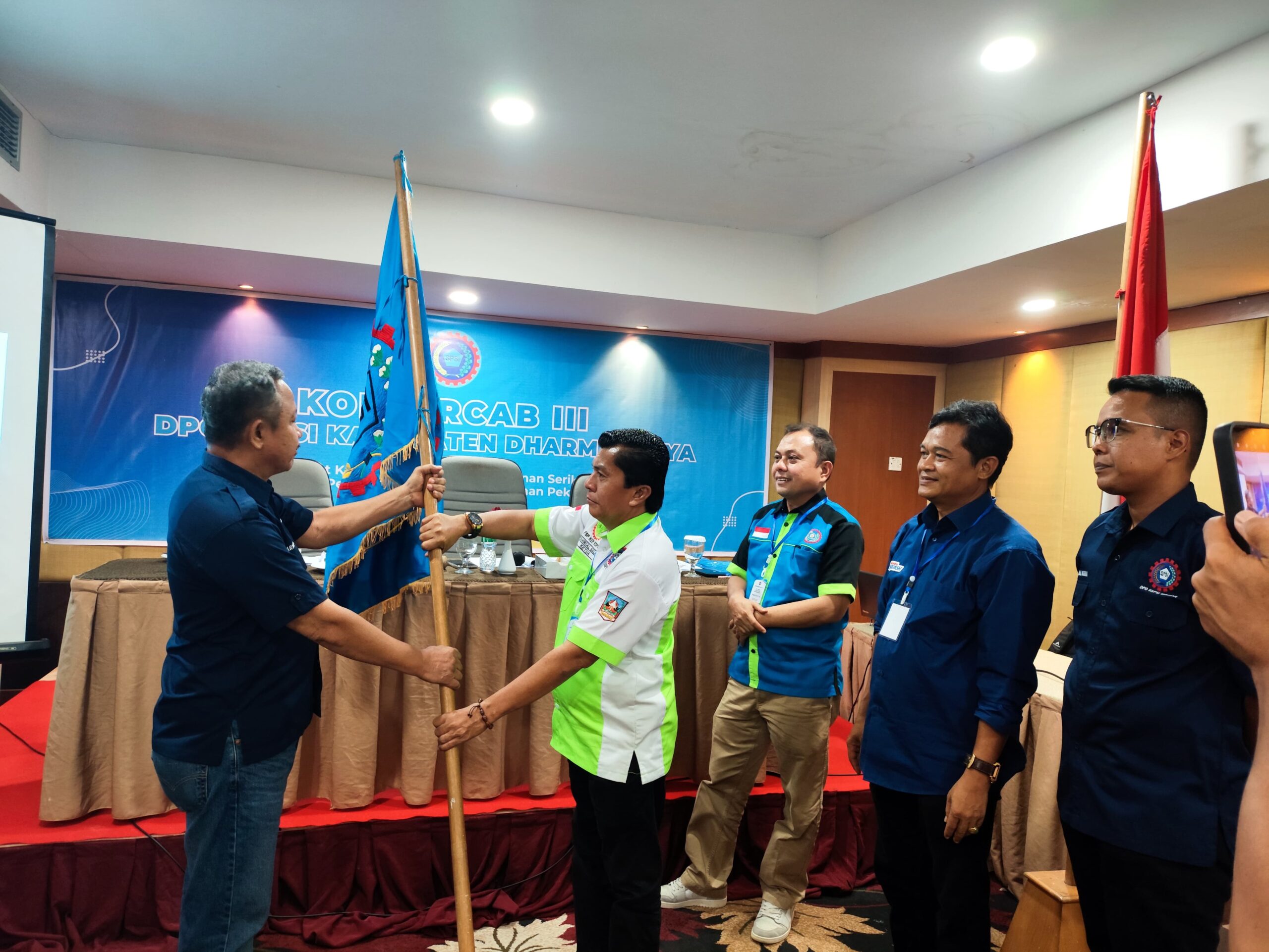 Syahrial Salam menerima pataka usai Konferensi Cabang (Konfercab) III K-SPSI Kabupaten Dharmasraya. Senin, (21/7) [foto : ist]