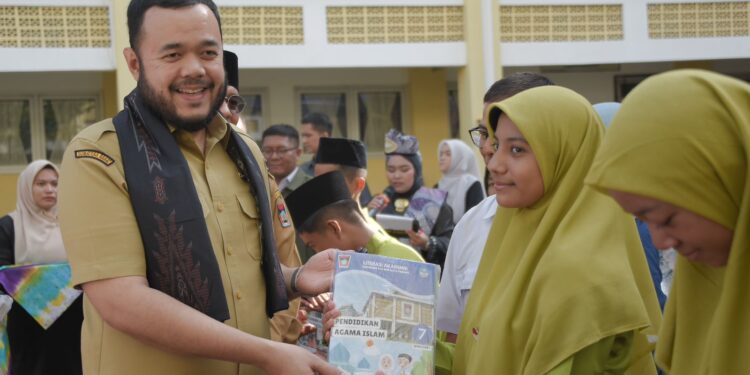 Wali Kota Padang, Fadly Amran Serahkan LKS Gratis di SMP 25.[foto : ist]