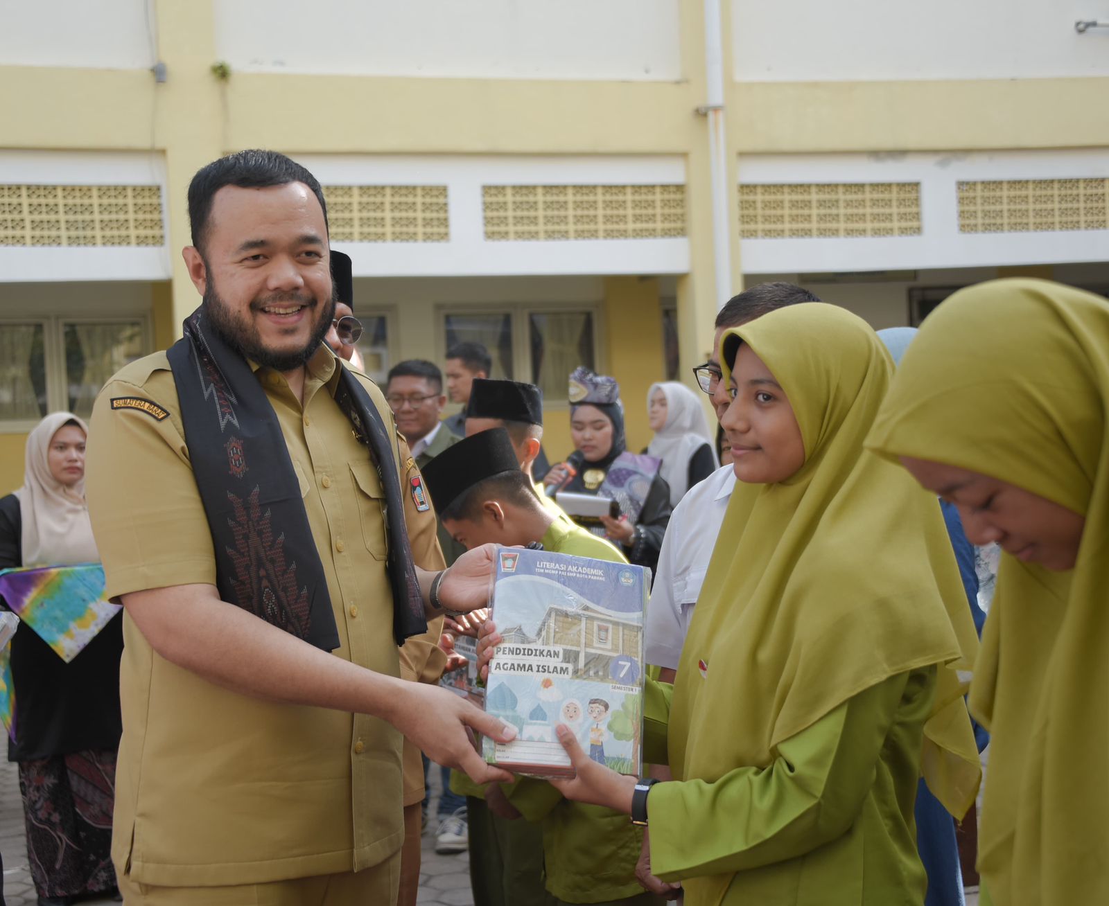 Wali Kota Padang, Fadly Amran Serahkan LKS Gratis di SMP 25.[foto : ist]