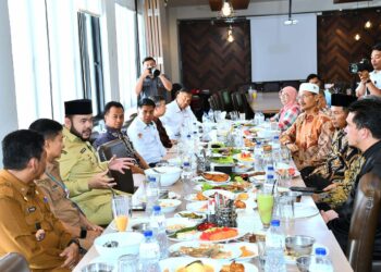 Wali Kota Padang, Fadly Amran rapat pengurus DMDI Sumbar di Rumah Makan Sederhana, Senin (21/7) [foto : ist]