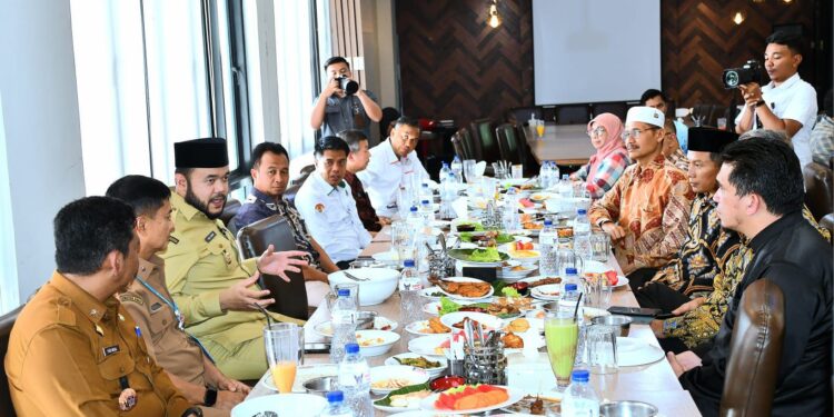 Wali Kota Padang, Fadly Amran rapat pengurus DMDI Sumbar di Rumah Makan Sederhana, Senin (21/7) [foto : ist]
