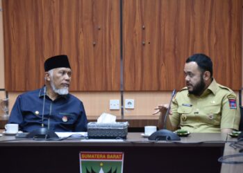 Gubernur Sumbar, Mahyeldi bersama Wali Kota Padang, Fadly Amran.[foto : ist]