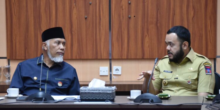 Gubernur Sumbar, Mahyeldi bersama Wali Kota Padang, Fadly Amran.[foto : ist]