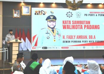 Wali Kota Padang, Fadly Amran memberikan sambutan saat menghadiri Musyawarah Daerah (Musda) VII Pengurus Daerah (PD) Persatuan Tarbiyah Islamiyah (Perti) dan Persatuan Wanita Tarbiyah Islamiyah (Perwati) Sumatera Barat (Sumbar) di Auditorium Gubernur Sumbar, Kamis (24/7). [foto : ist]