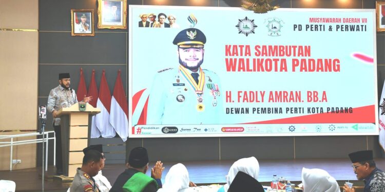 Wali Kota Padang, Fadly Amran memberikan sambutan saat menghadiri Musyawarah Daerah (Musda) VII Pengurus Daerah (PD) Persatuan Tarbiyah Islamiyah (Perti) dan Persatuan Wanita Tarbiyah Islamiyah (Perwati) Sumatera Barat (Sumbar) di Auditorium Gubernur Sumbar, Kamis (24/7). [foto : ist]