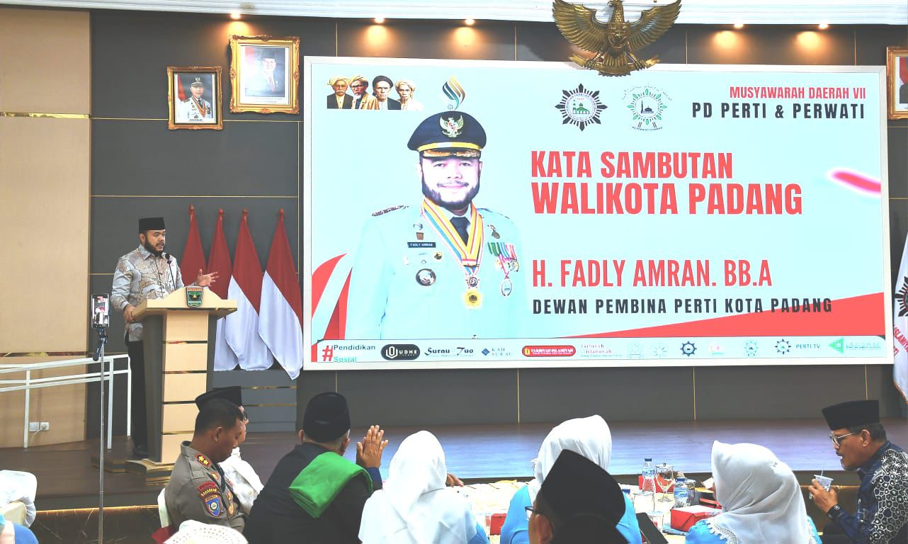 Wali Kota Padang, Fadly Amran memberikan sambutan saat menghadiri Musda VII PD Perti dan Perwati Sumbar di Auditorium Gubernur Sumbar, Kamis (24/7). [foto : ist]