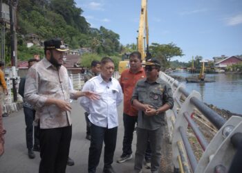 Wali Kota Padang Fadly Amran saat meninjau, pengerukan Sungai Batang Arau di kawasan Seberang Palinggam, Kamis (24/7). [foto : ist]