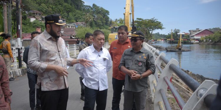 Wali Kota Padang Fadly Amran saat meninjau, pengerukan Sungai Batang Arau di kawasan Seberang Palinggam, Kamis (24/7). [foto : ist]