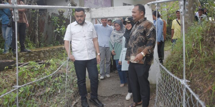 Anggota DPRD Padang, Fraksi PKB, Yusri Latif dan Wali Kota, Fadly Amram saat melihat kondisi jembatan Koto Lua.[foto : ist]