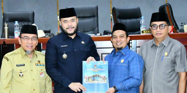 Penyerahan dokumen pengesahan RPJMD Kota Padang Tahun 2025 - 2029 oleh Ketua DPRD, Muharlion kepada Wali Kota, Fadly Amran.[foto : ist]