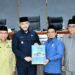 Penyerahan dokumen pengesahan RPJMD Kota Padang Tahun 2025 - 2029 oleh Ketua DPRD, Muharlion kepada Wali Kota, Fadly Amran.[foto : ist]