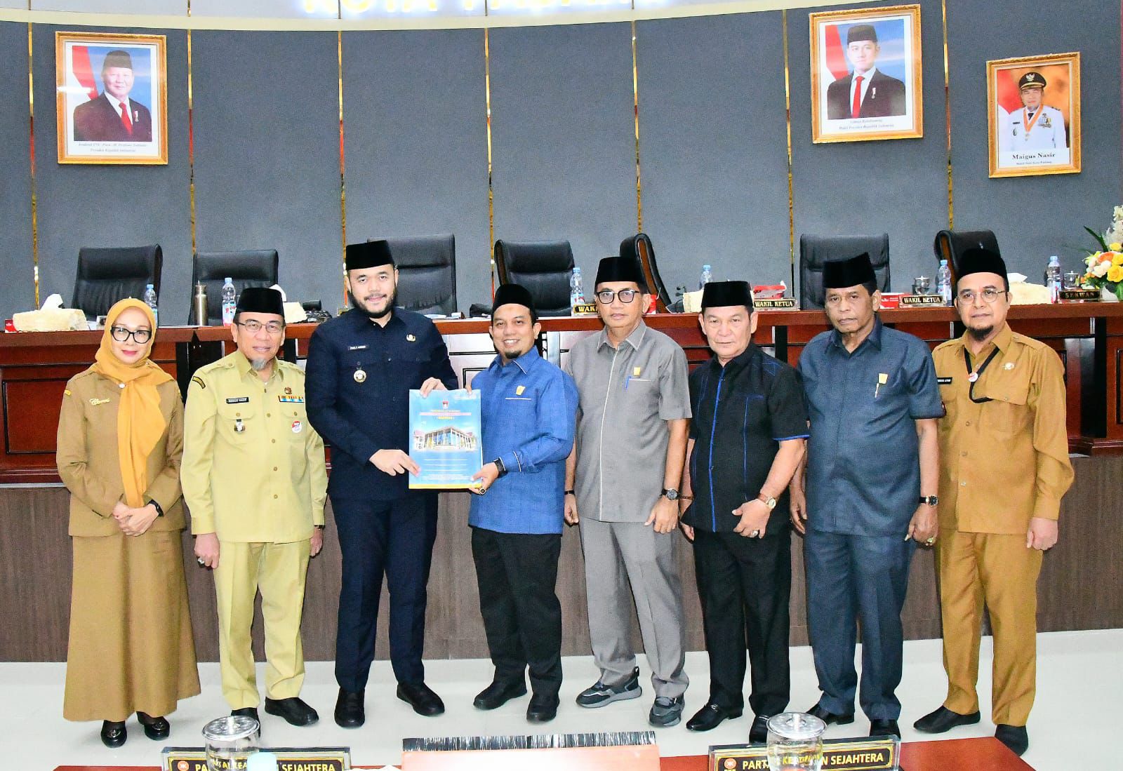 Wali Kota Padang, Fadly Amran bersama pimpinan DPRD kota Padang berfoto bersama usai mensahkan RPJMD Kota Padang tahun 2025-2029.[foto : ist]