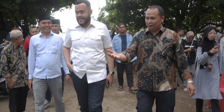 Anggota DPRD Kota Padang, Yusri Latif bersama Wali Kota Padang saat meninjau Jembatan Buai, Kelurahan Koto Luar.[foto : ist]