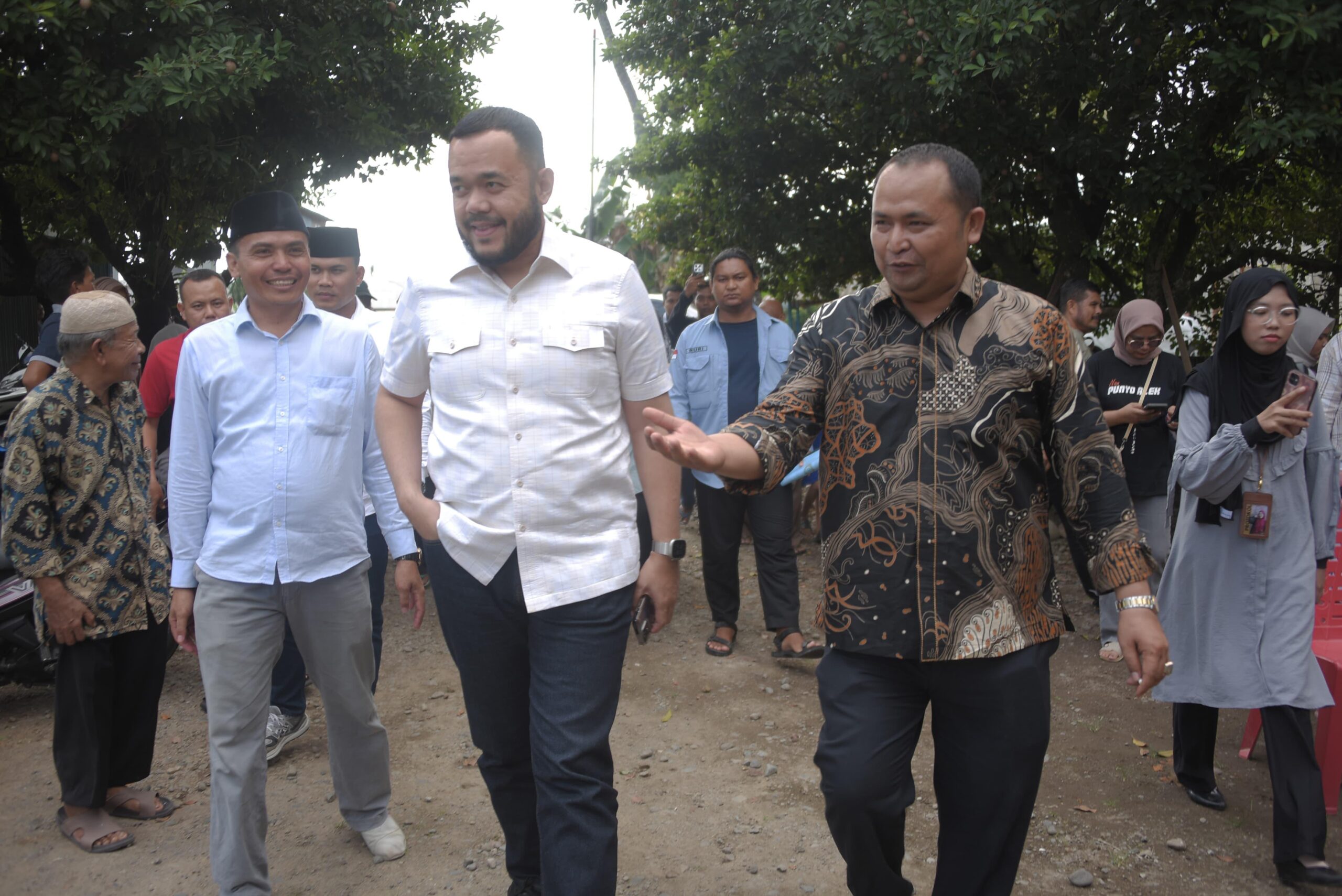 Anggota DPRD Kota Padang, Yusri Latif bersama Wali Kota Padang saat meninjau Jembatan Buai, Kelurahan Koto Luar.[foto : ist]