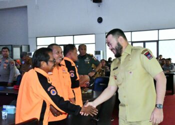Wali Kota Padang, Fadly Amran saat mencanangkan kelurahan tangguh bencana.[foto : ist]
