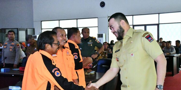 Wali Kota Padang, Fadly Amran saat mencanangkan kelurahan tangguh bencana.[foto : ist]
