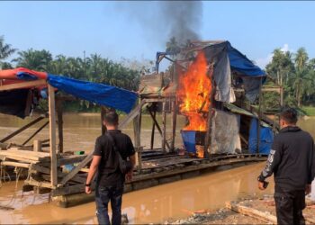 Rakit tambang emas ilegal yang dibakar Polsek Sitiung Koto Agung.[foto : ist]