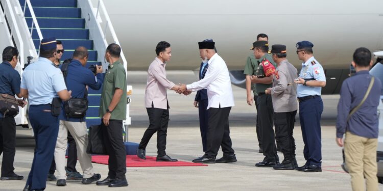 Wapres Gibran disambut Gubernur Sumbar, Mahyeldi saat di Bandara Internasional Minangkabau.[foto : ist]