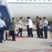Wapres Gibran disambut Gubernur Sumbar, Mahyeldi saat di Bandara Internasional Minangkabau.[foto : ist]