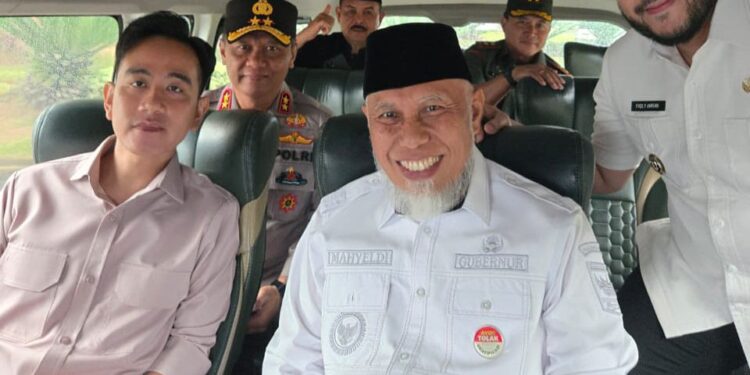 Wapres, Gibran bersama Gunernur Sumbar, Mahyeldi dan Wali Kota Padang, Fadly Amran.[foto : ist]